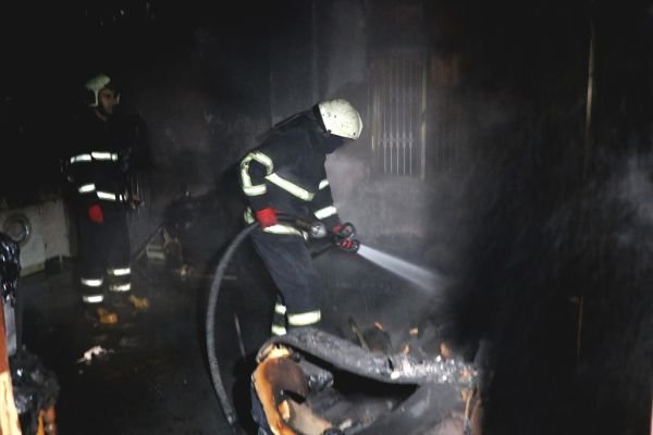Elektrikli battaniyeden çıkan yangında ev kül oldu
