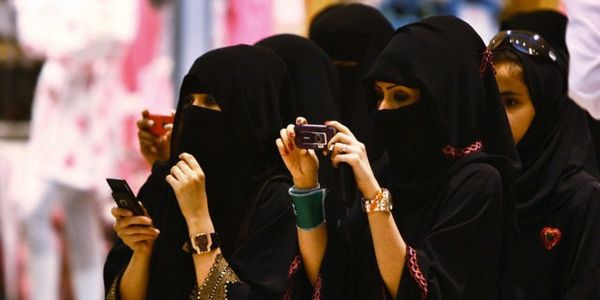 Suudi Arabistan'da kadınlar tek başına seyahat edebilecek