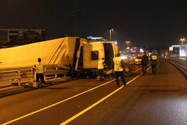 İstanbul'da tır devrildi: 3 yaralı
