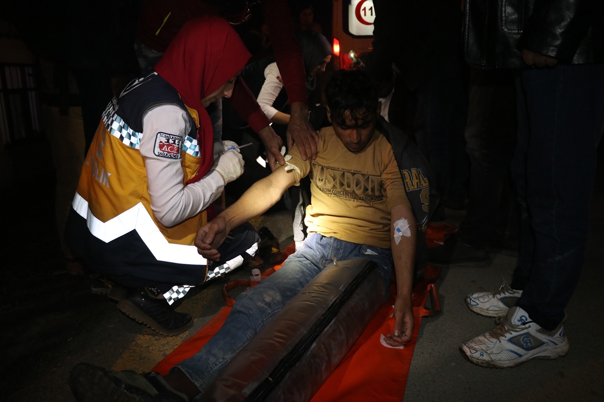 Iğdır'da kaçak göçmen taşıyan minibüs devrildi: 26 yaralı