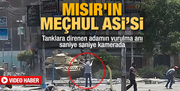 Mısır'da tankın önünde duran adamın vurulma anı