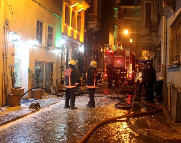 Beyoğlu'nda yangın: 6 kişi yaralandı