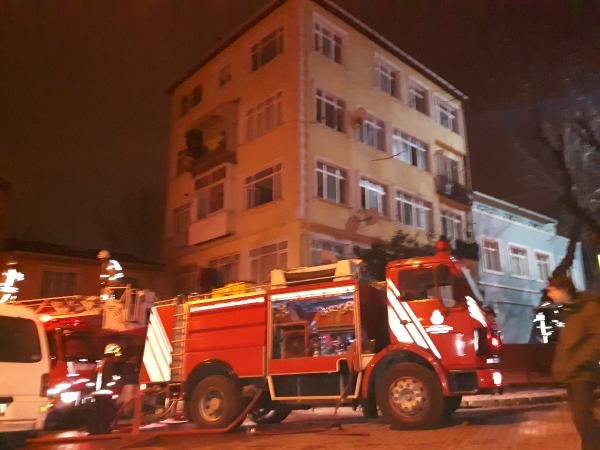 İstanbul'daki yangında mahsur kalanları itfaiye kurtardı