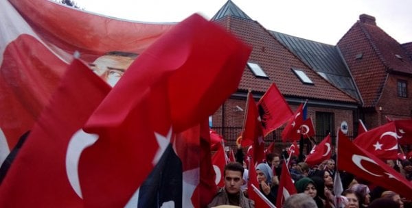 Danimarka'da Türk bayraklarıyla Afrin desteği