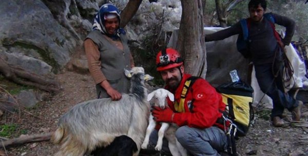 Muğla'da uçurum kenarında mahsur kalan keçi kurtarıldı