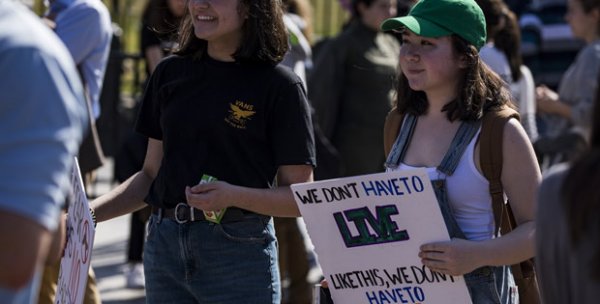 ABD'de öğrencilerden bireysel silahlanma protestosu