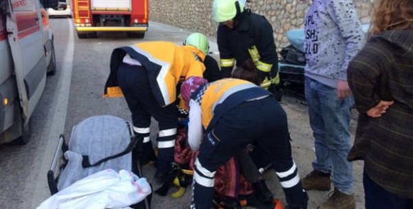 Denizli'de bir araç  duvara çarptı: 7 yaralı