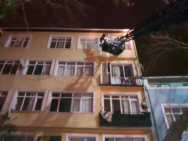 İstanbul'daki yangında mahsur kalanları itfaiye kurtardı