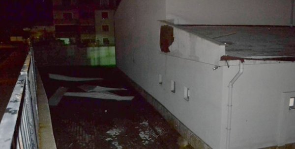 Karabük'te okulun çatısı uçtu