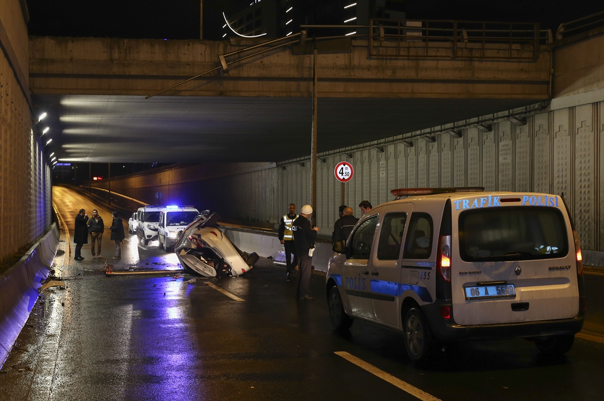 Ankara'da alt geçide düşen araçtaki iki kişi yaralandı