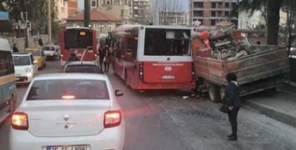 İzmir'de kamyonet otobüse çarptı: 5 yaralı