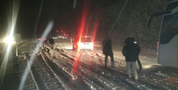 Kar yağışı Türkiye'de gece trafiğini felç etti