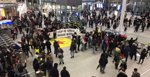 PKK yandaşları Hollanda'da tren istasyonunu işgal etti