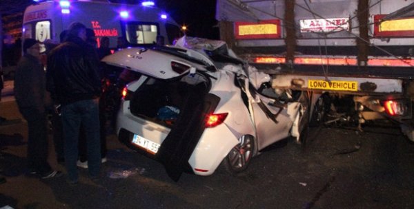 Konya'da bir otomobil tıra arkadan çarptı: 4 yaralı