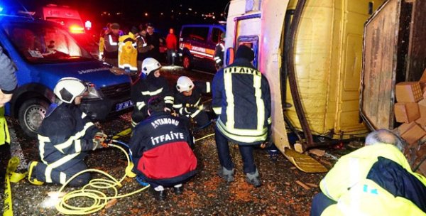 Sinop'ta tuğla yüklü tır devrildi: 1 kişi öldü