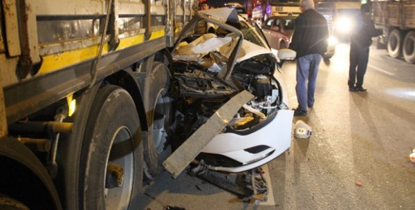 Konya'da bir otomobil tıra arkadan çarptı: 4 yaralı