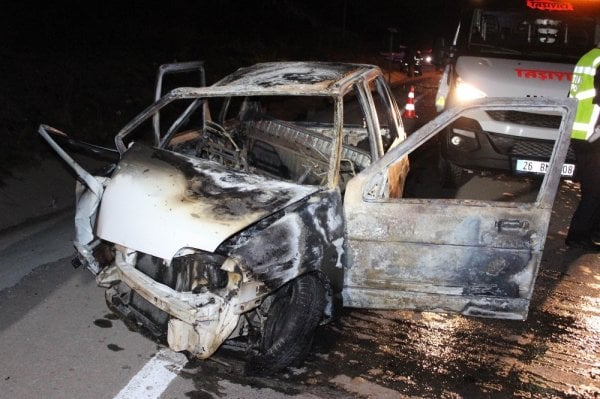 Eskişehir'de araç yandı, 5 kişi hayatını zor kurtardı