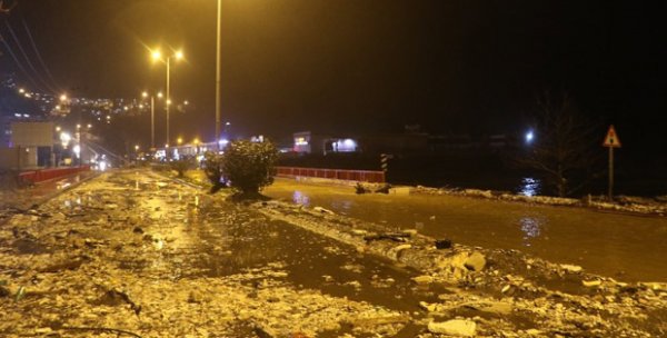 Fırtına Zonguldak'ta bir kafeyi yıktı