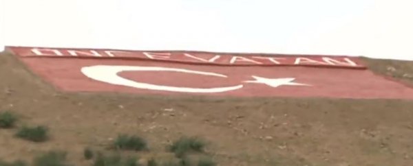 Mehmetçik'e moral vermek için sınıra Türk bayrağı