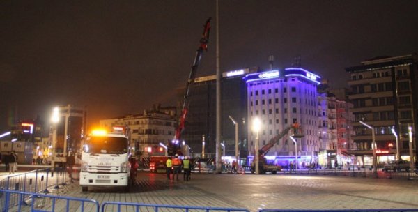 Taksim'de atıl durumdaki aydınlatma direkleri kaldırıldı