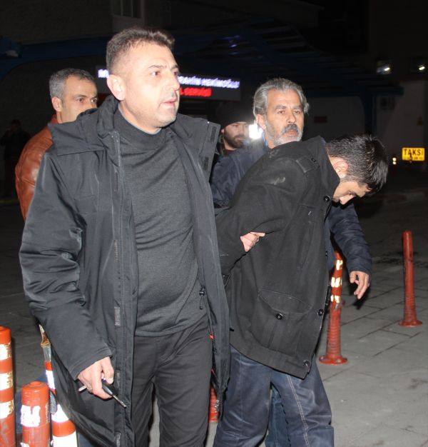 Konya'da polisten kaçan zanlıları çöp konteyneri durdurdu