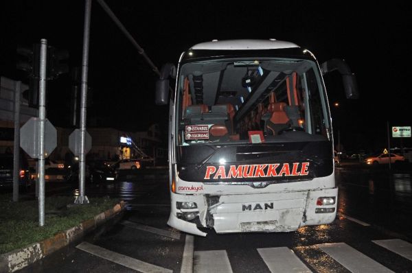 Antalya'da yolcu otobüsü ile otomobil çarpıştı: 1 ölü