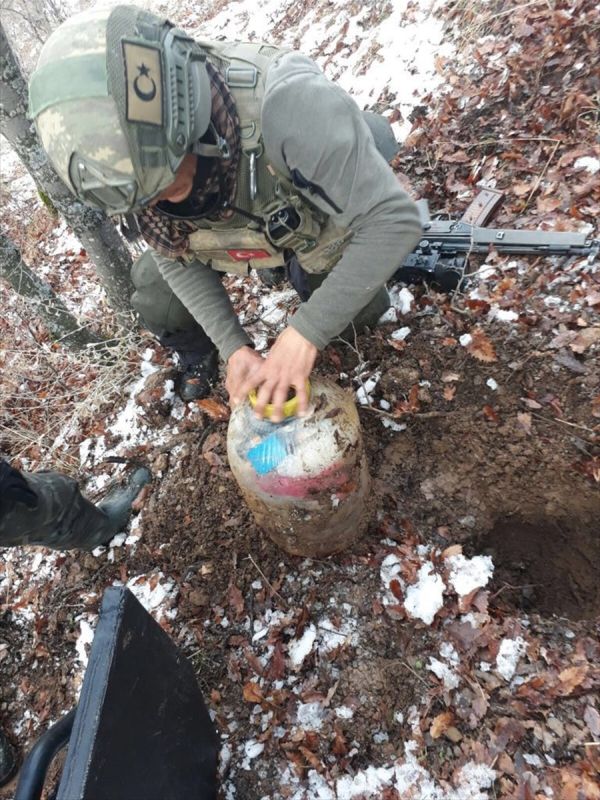 Bitlis'te PKK'nın patlayıcı malzemelerine el konuldu