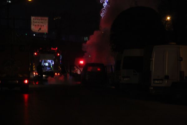 İstanbul'da polis aracı seyir halindeyken alev aldı