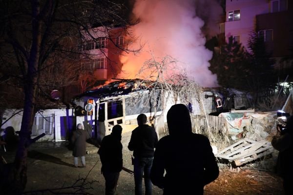 Ankara'da çıkan yangın mahalleliyi sokağa döktü