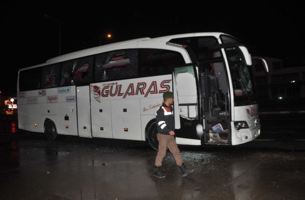 Antalya'da can alan kaza sonrası otobüsü taşladılar