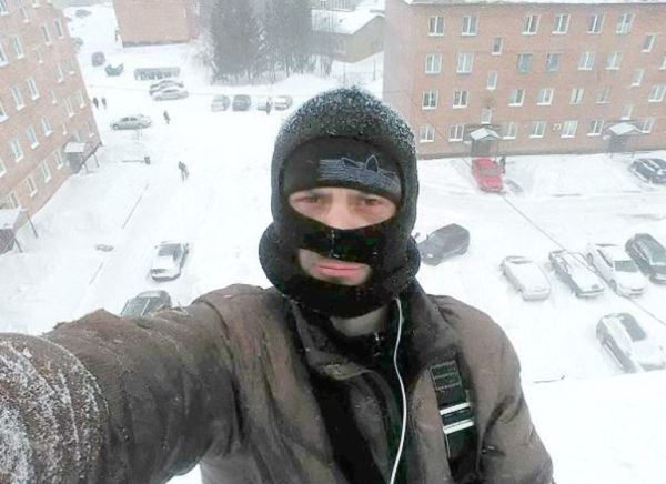 Sibirya'da çatıdan sarkarken donarak öldü