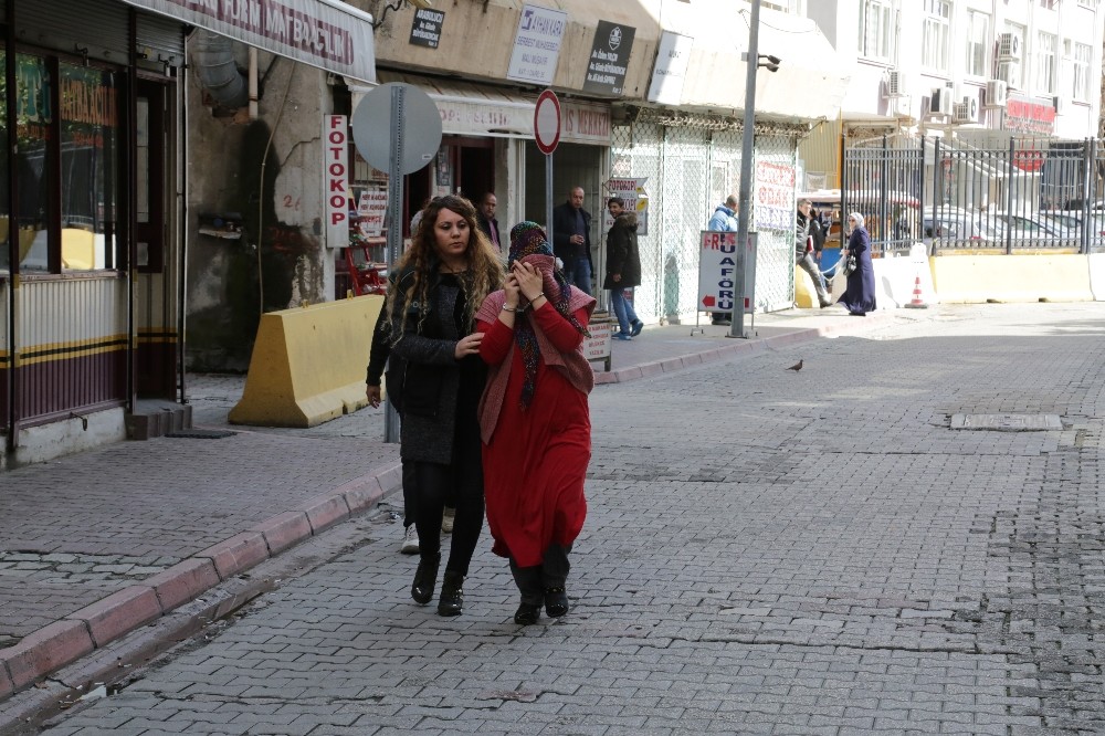 Torbacı esrarın üzerine sifonu çekemeden polise yakalandı