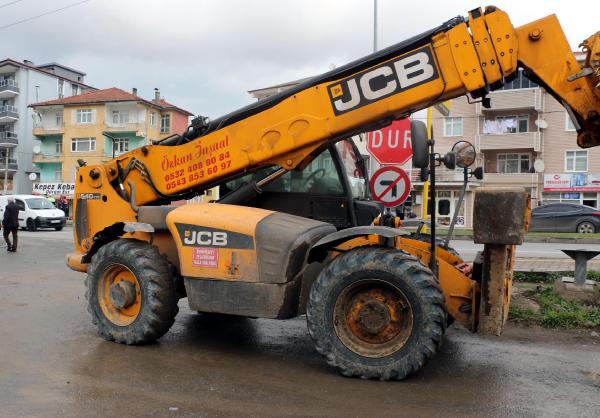 İş makinesine çarpan cip takla attı