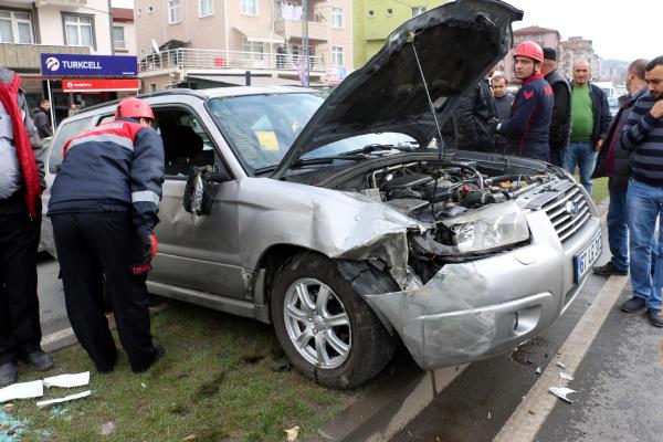 İş makinesine çarpan cip takla attı