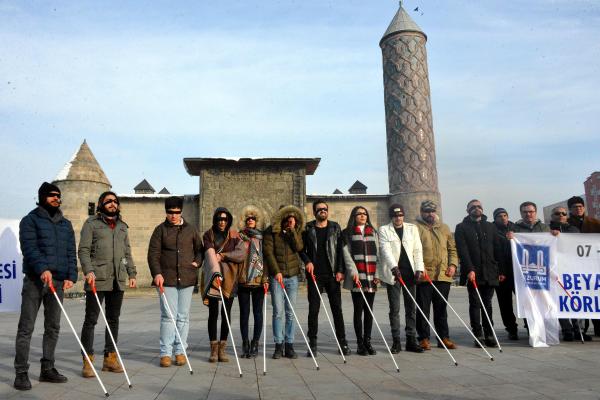 Erzurum'da görme engellilerle empatiye şaşırtan tepki