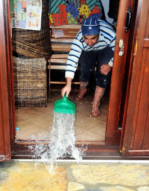 Bodrum'u sağanak nedeniyle evleri su bastı