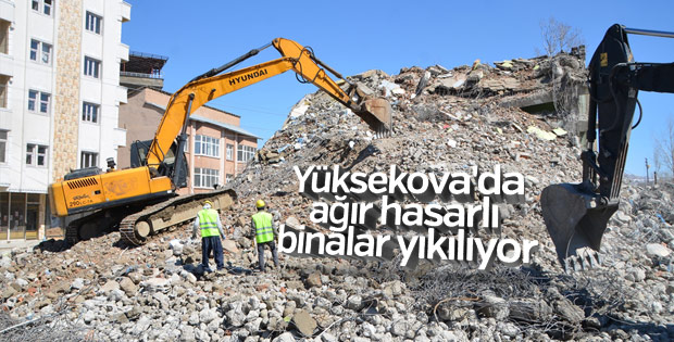 Yüksekova'da ağır hasarlı binalar yıkılıyor