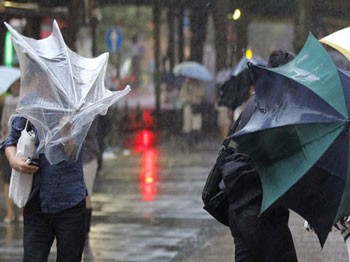 Meteorolojiden Kuvvetli Yağış ve Fırtına Uyarısı Meteorolojiden Kuvvetli Yağış ve Fırtına Uyarısı
