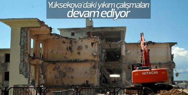 Yüksekova'daki yıkım çalışmaları devam ediyor