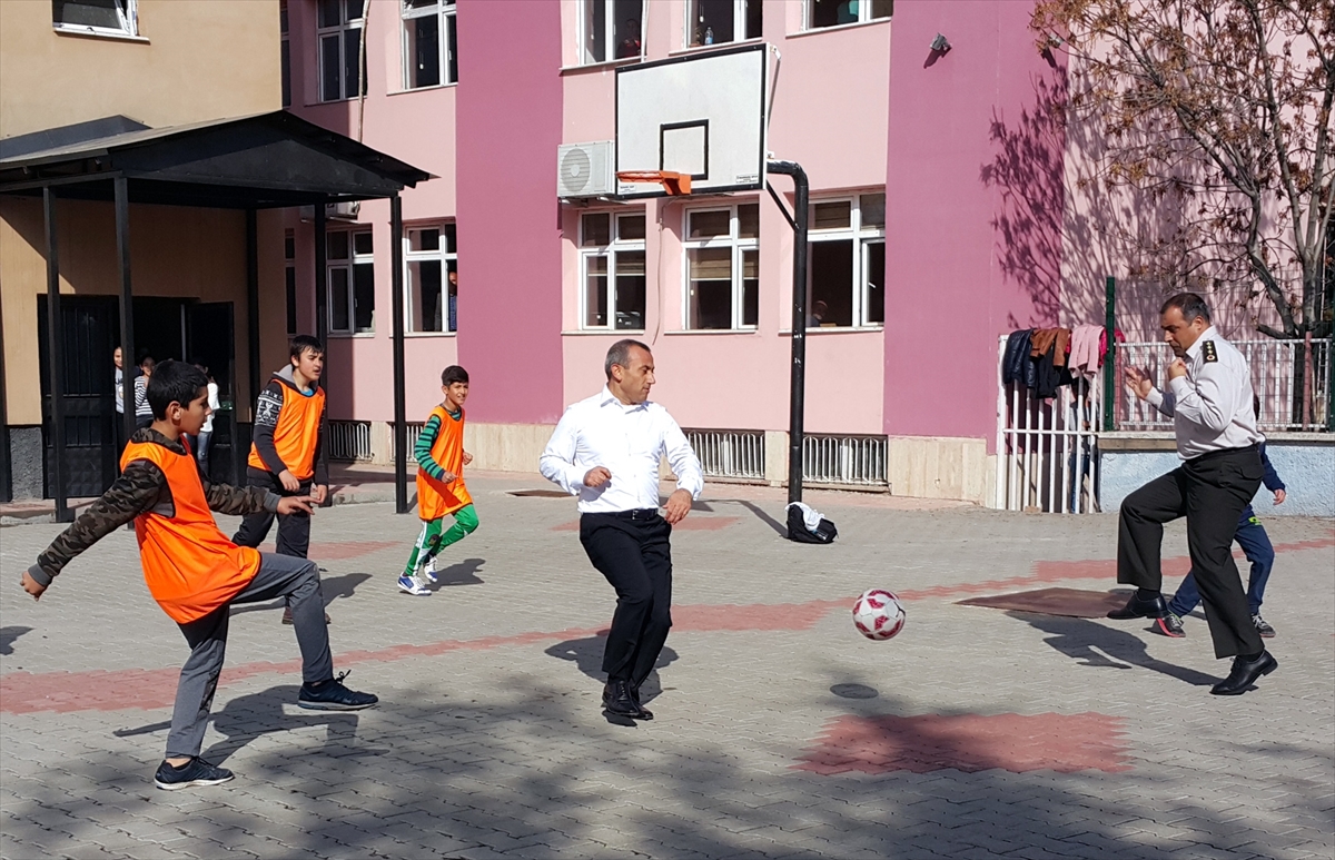 Tunceli Valisi Sonel, öğrencilerle futbol maçı yaptı