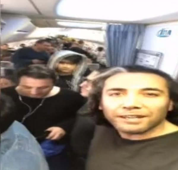 Uçak pisti pas geçince yolcular fenalaştı