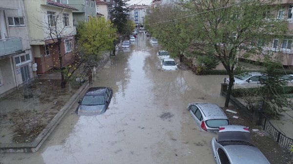 Edirne'de sağanak hayatı felç etti