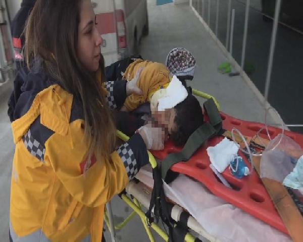 Üzerine reklam panosu devrilen çocuk ağır yaralandı