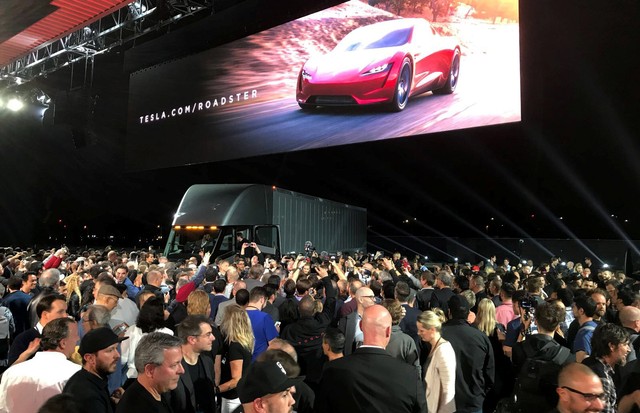 Elon Musk Tesla'nın yeni araçlarını tanıttı