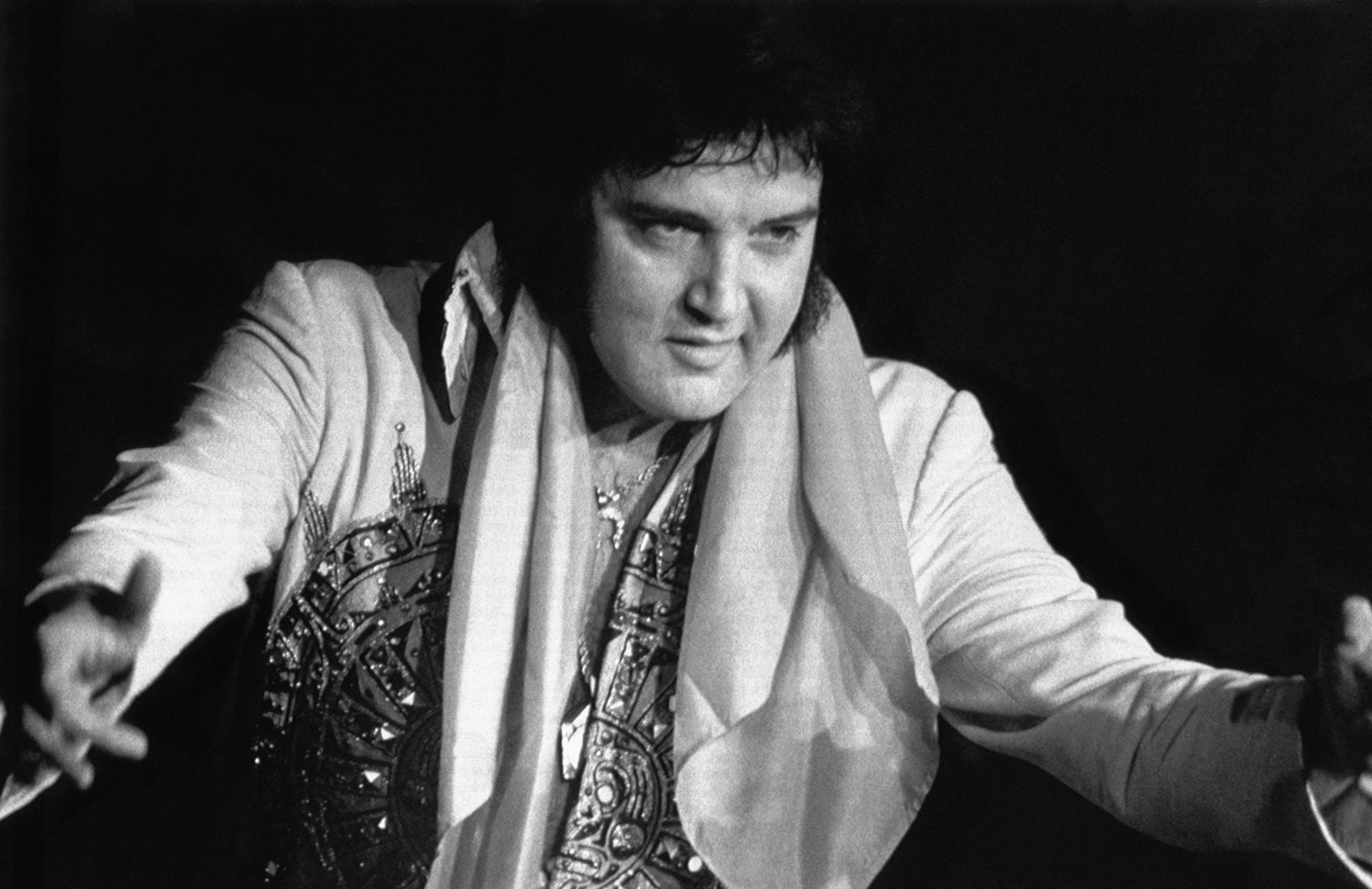 Elvis Presley nasıl öldü Elvis hangi yaşta ölmüş Elvis Presley nasıl öldü Elvis hangi yaşta ölmüş