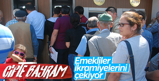 Emekliler ATM’ler önünde kuyruk oluşturdu