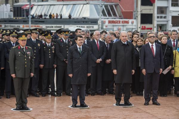 Taksim'de vinç operatöründen kabin üzerine saygı duruşu