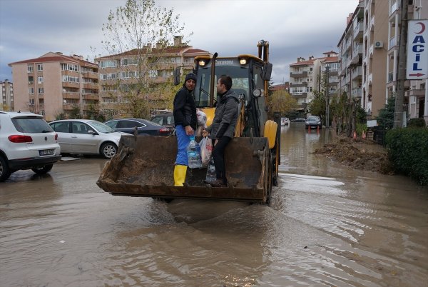 Edirne'de sağanak hayatı felç etti