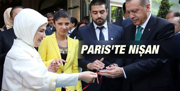 Erdoğan Paris'te genç çiftin nişan yüzüklerini taktı