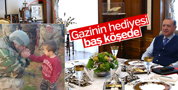 Cumhurbaşkanı, gazinin hediyesini baş köşeye koydu
